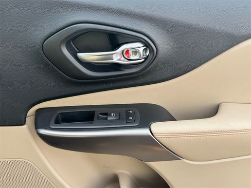 Used 2019 Jeep Cherokee Latitude w/ Popular Appearance Group image 21