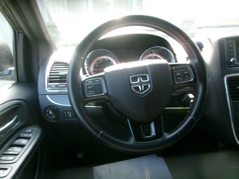 Used 2020 Dodge Grand Caravan SE FWD image 16