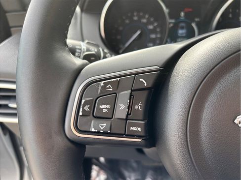Used 2018 Jaguar F-PACE Premium image 29