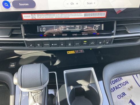 Certified 2025 Toyota Sienna Platinum image 17