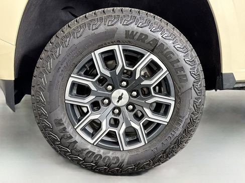 Used 2023 Chevrolet Colorado Z71 w/ Z71 Convenience Package 2 image 28