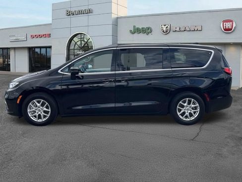 Used 2024 Chrysler Pacifica Touring-L FWD image 4