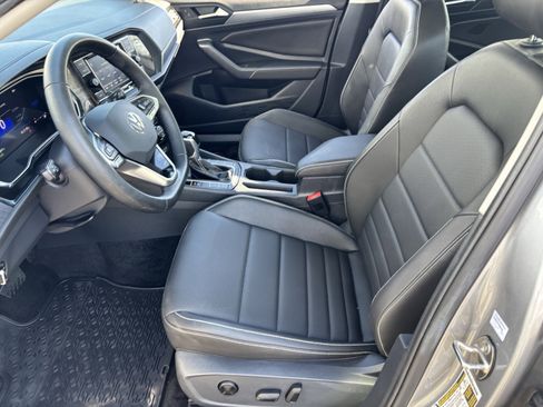 Used 2024 Volkswagen Jetta SE w/ Panoramic Sunroof Package image 19