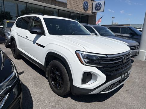 Used 2024 Volkswagen Atlas Peak Edition SE AWD/4WD image 2