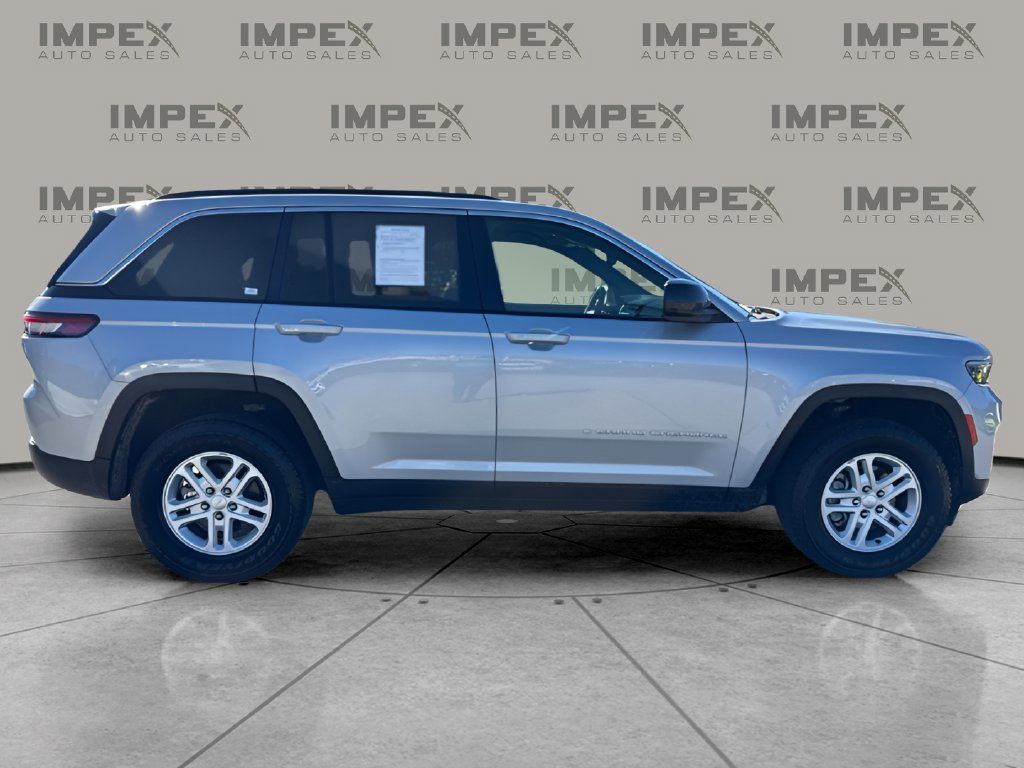 Used 2024 Jeep Grand Cherokee Laredo RWD image 6