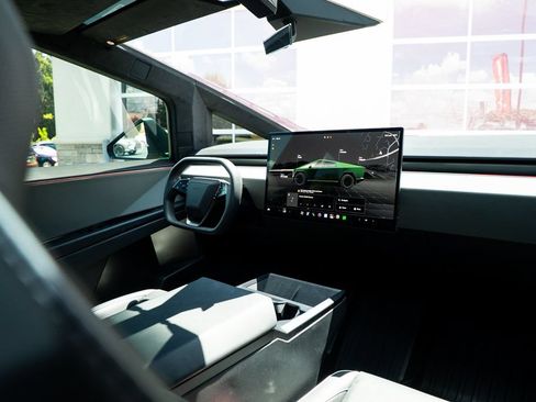Used 2024 Tesla Cybertruck AWD Crew Cab image 31