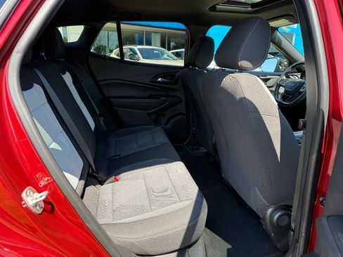 Used 2025 Chevrolet Trax RS w/ Sunroof Package FWD image 10