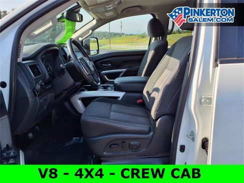 Used 2022 Nissan Titan SV w/ SV Convenience Package image 11