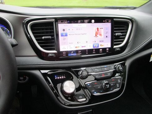New 2027 Chrysler Pacifica Select w/ Family Tech Group FWD image 43