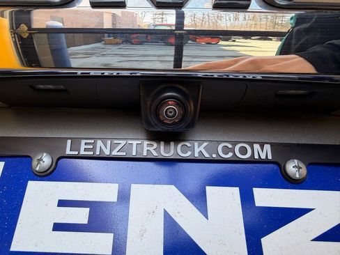 Used 2023 GMC Yukon XL SLT w/ SLT Premium Package image 8