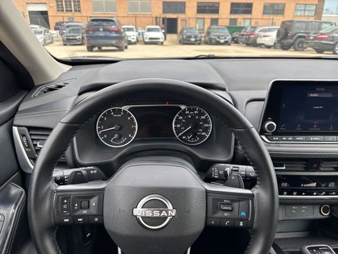 Used 2025 Nissan Rogue SV image 36