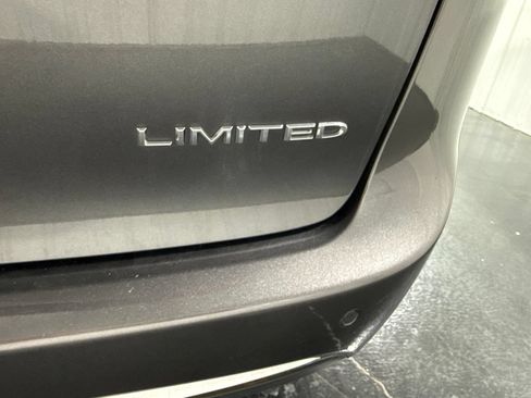 Used 2023 Chrysler Pacifica Limited FWD image 58