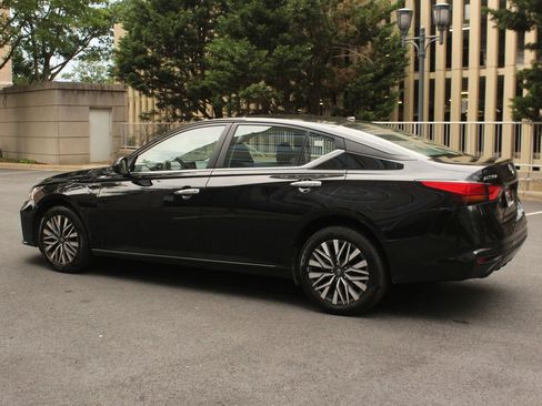 Used 2024 Nissan Altima 2.5 SV AWD/4WD image 9
