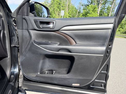 Used 2019 Toyota Highlander XLE AWD/4WD image 25