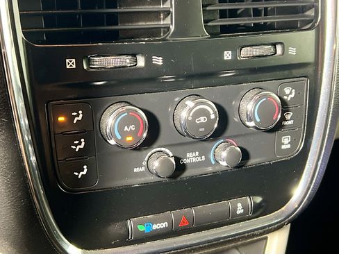Used 2019 Dodge Grand Caravan SE FWD image 18