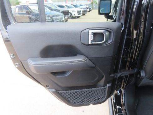 Used 2022 Jeep Wrangler Unlimited Sahara w/ Cold Weather Group AWD/4WD image 17