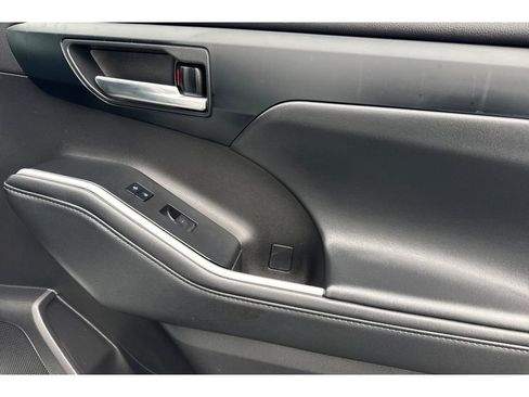 Certified 2023 Toyota Highlander XLE image 20