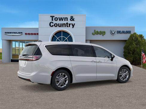 New 2026 Chrysler Pacifica Select image 4