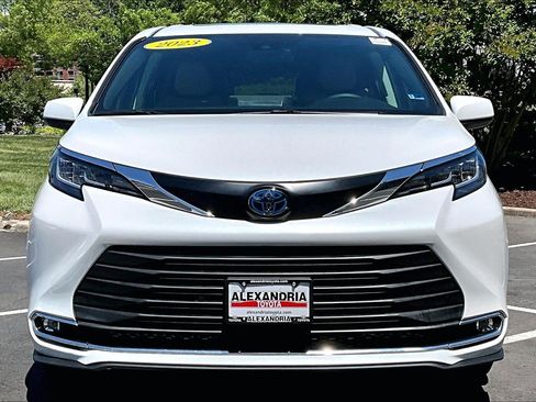 Used 2023 Toyota Sienna XLE FWD image 3