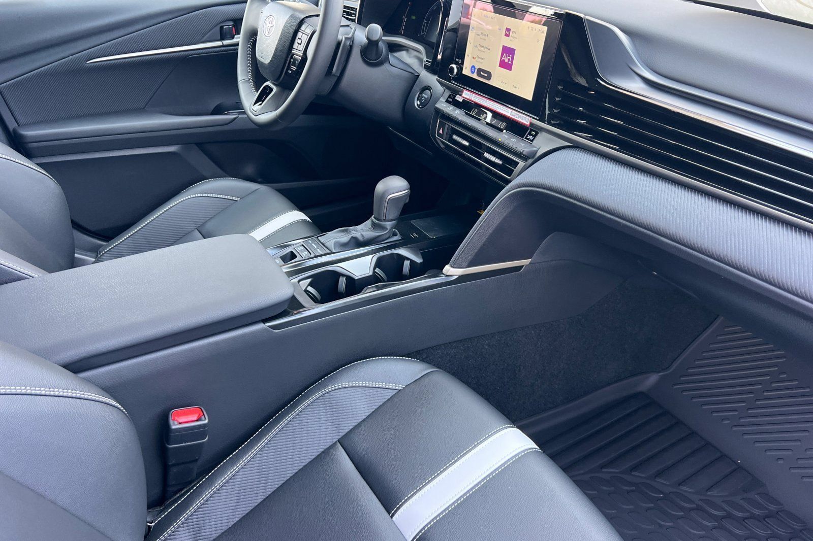 New 2026 Toyota Camry Hybrid FWD image 17