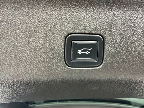 Used 2022 GMC Yukon Denali AWD/4WD image 15