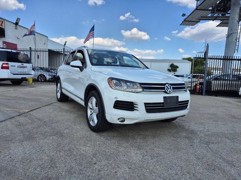 Used 2014 Volkswagen Touareg TDI image 4