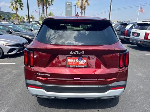 Used 2025 Kia Sorento LX FWD image 5