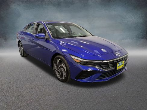 Used 2025 Hyundai Elantra SEL w/ Cargo Package FWD image 3
