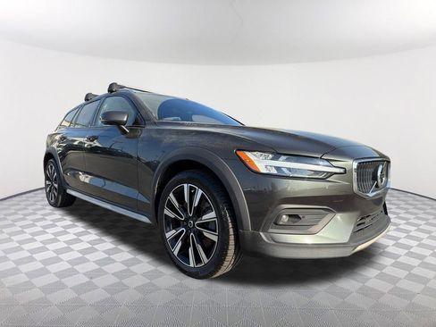 Used 2021 Volvo V60 T5 Cross Country w/ Lounge Package image 3