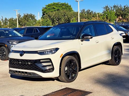 New 2026 Volkswagen Tiguan SE R-Line FWD image 3