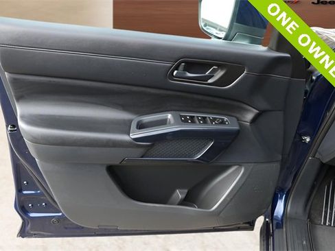 Used 2025 Nissan Pathfinder SV image 11