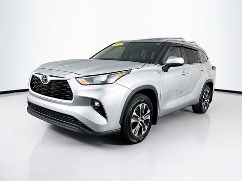Used 2024 Toyota Highlander XLE image 3