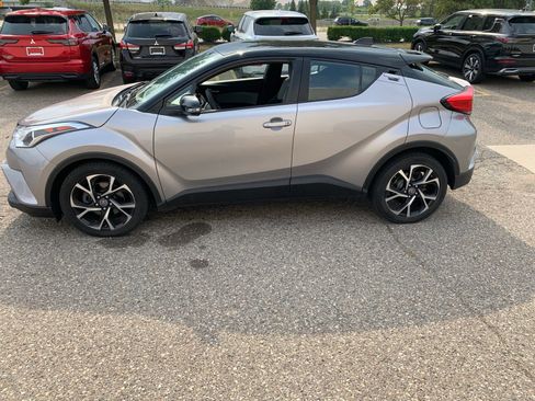 Used 2019 Toyota C-HR XLE FWD image 5