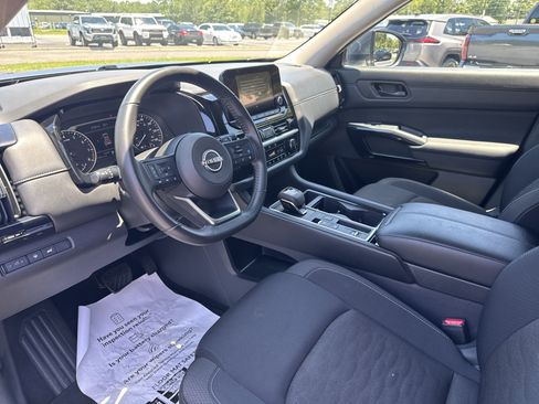 Used 2025 Nissan Pathfinder SV FWD image 15