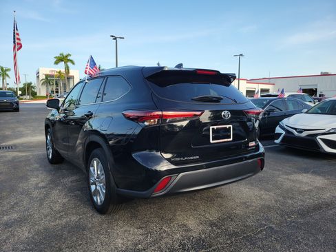 Used 2025 Toyota Highlander Limited FWD image 8
