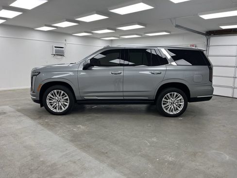 Used 2025 Cadillac Escalade Premium Luxury RWD image 2