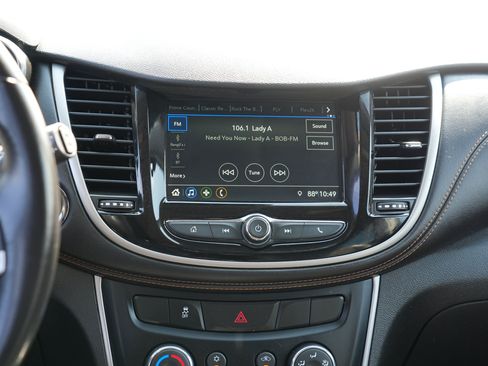 Used 2019 Chevrolet Trax LT w/ LT Convenience Package FWD image 22
