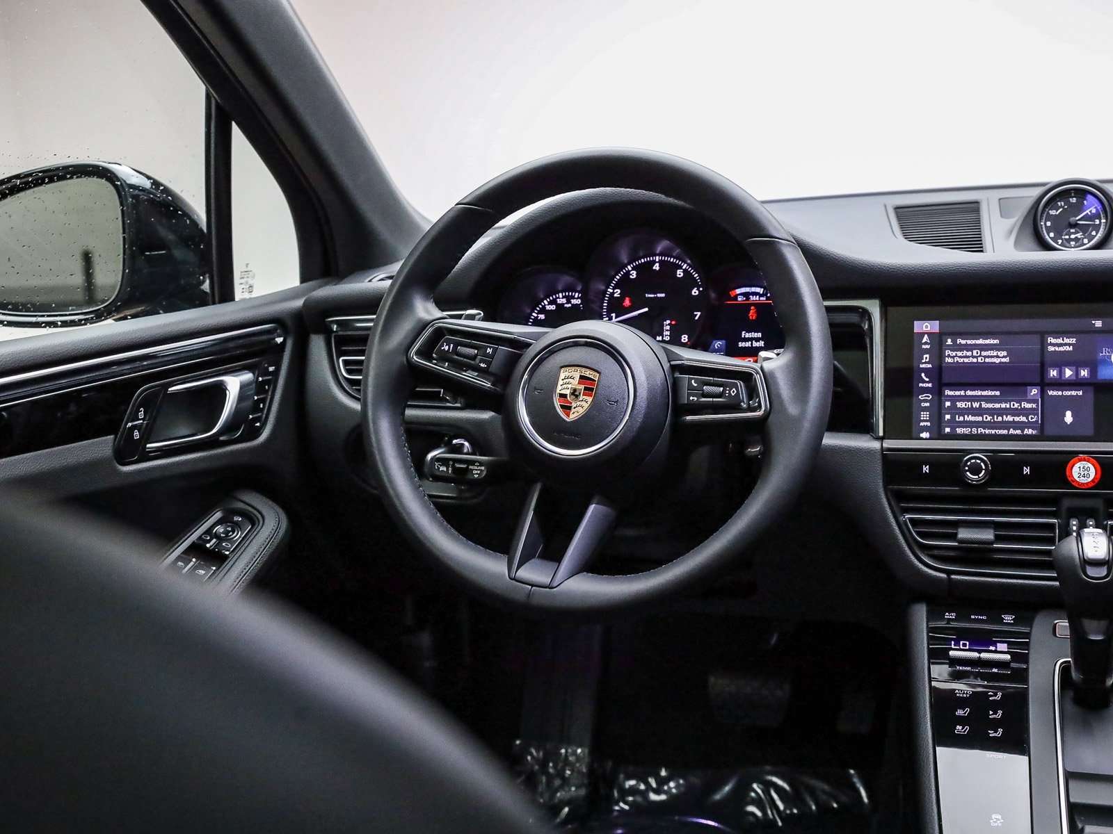 Certified 2025 Porsche Macan AWD/4WD image 14