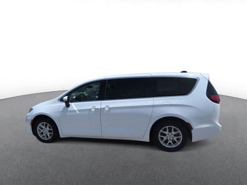 Used 2023 Chrysler Pacifica Touring-L FWD image 5