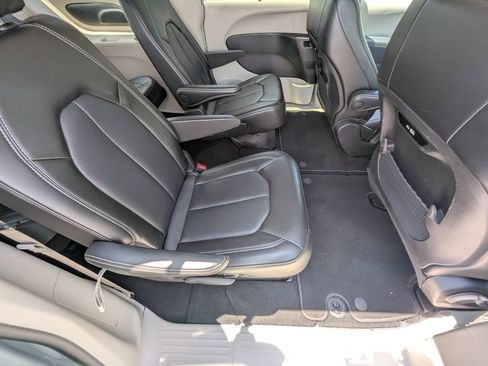 Used 2024 Chrysler Pacifica Touring-L FWD image 14