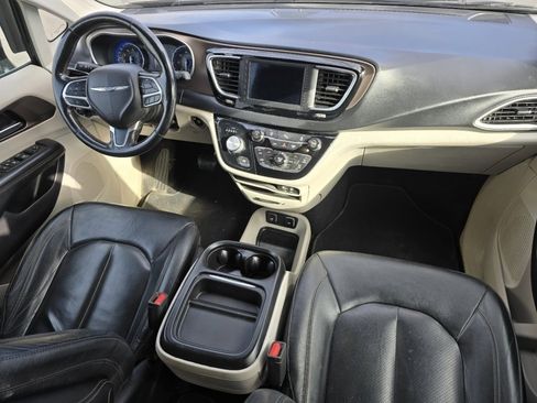 Used 2019 Chrysler Pacifica Touring-L image 18