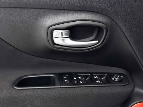 Used 2020 Jeep Renegade Latitude FWD image 25
