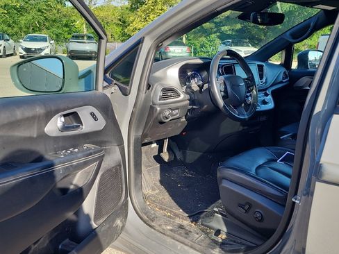 Used 2021 Chrysler Pacifica Touring-L w/ Premium & Safety Sphere Group AWD/4WD image 10