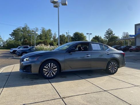 Used 2025 Nissan Altima 2.5 SV FWD image 6