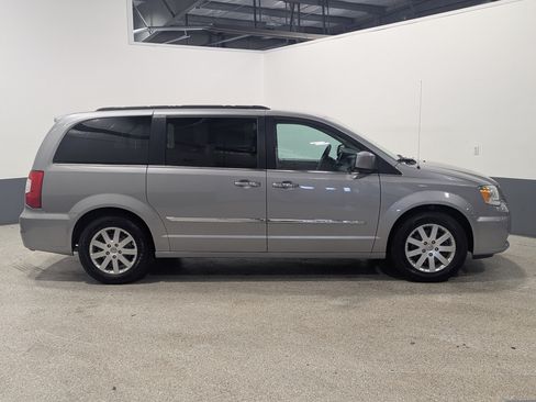 Used 2016 Chrysler Town & Country Touring w/ Driver Convenience Group FWD image 2