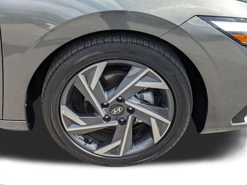 Used 2025 Hyundai Elantra SEL image 11