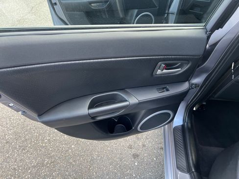 Used 2005 MAZDA MAZDA3 s w/ Moonroof & 6-CD Pkg image 14