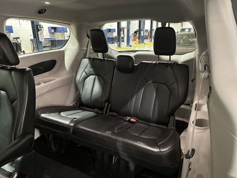 Used 2024 Chrysler Pacifica Touring-L image 24