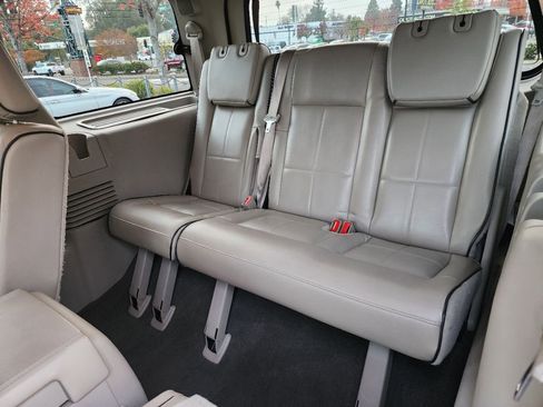 Used 2007 Lincoln Navigator Ultimate image 10