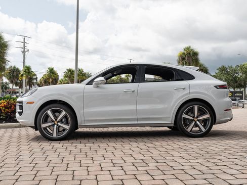 Used 2024 Porsche Cayenne Coupe AWD/4WD image 19